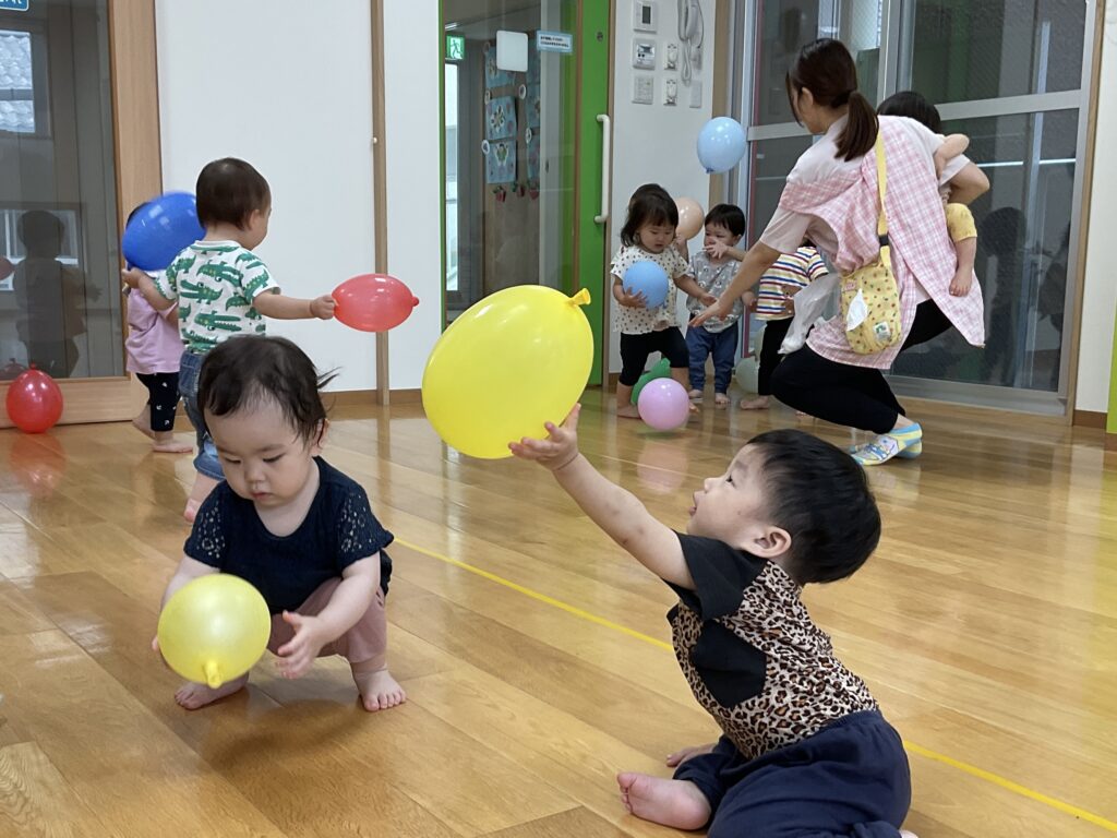 風船 室内遊び 風船遊び エアコン クーラー 1歳児 くじら保育園天王寺園 202505-1