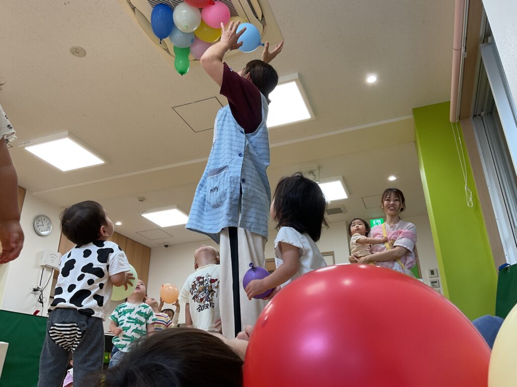 風船 室内遊び 風船遊び エアコン クーラー 1歳児 くじら保育園天王寺園 202505-3