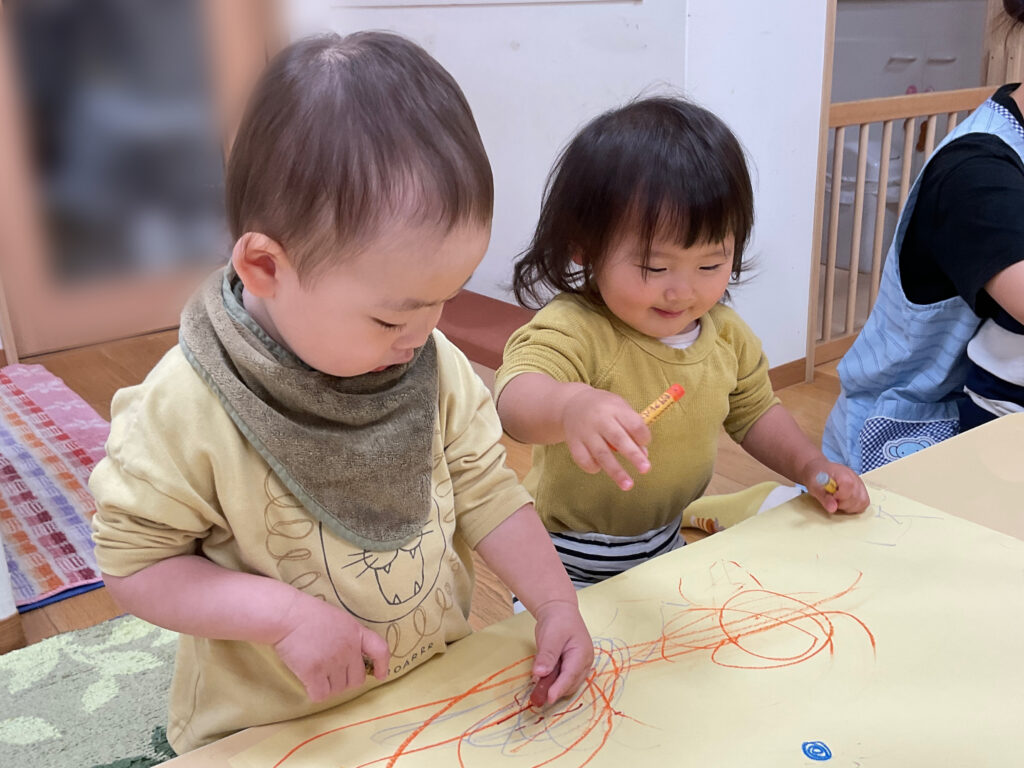 1歳児 製作 模造紙 クレパス くじら保育園 天王寺園 202505-3