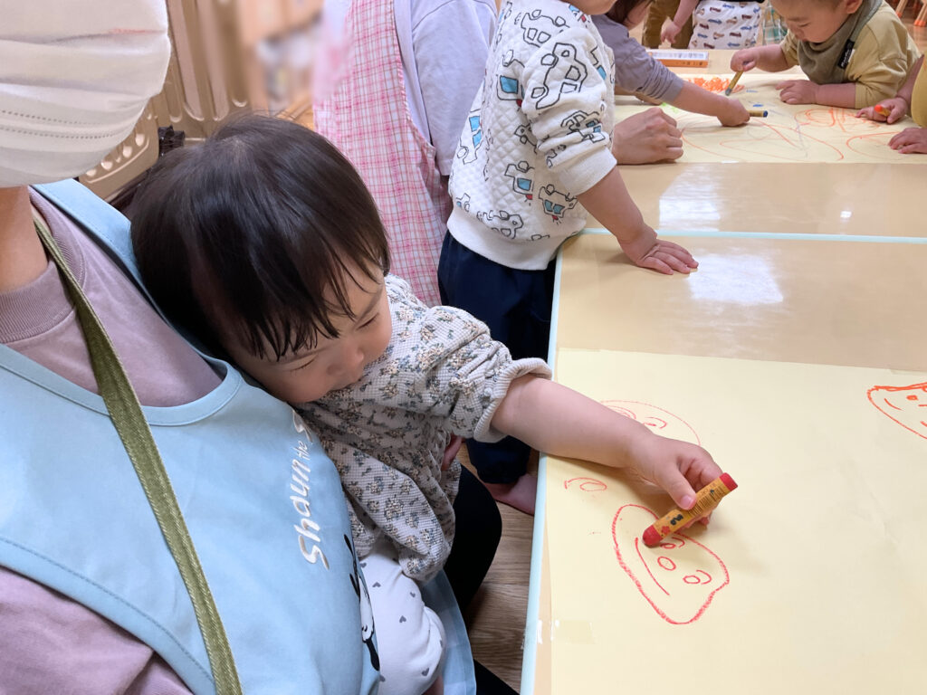 1歳児 製作 模造紙 クレパス くじら保育園 天王寺園 202505-4