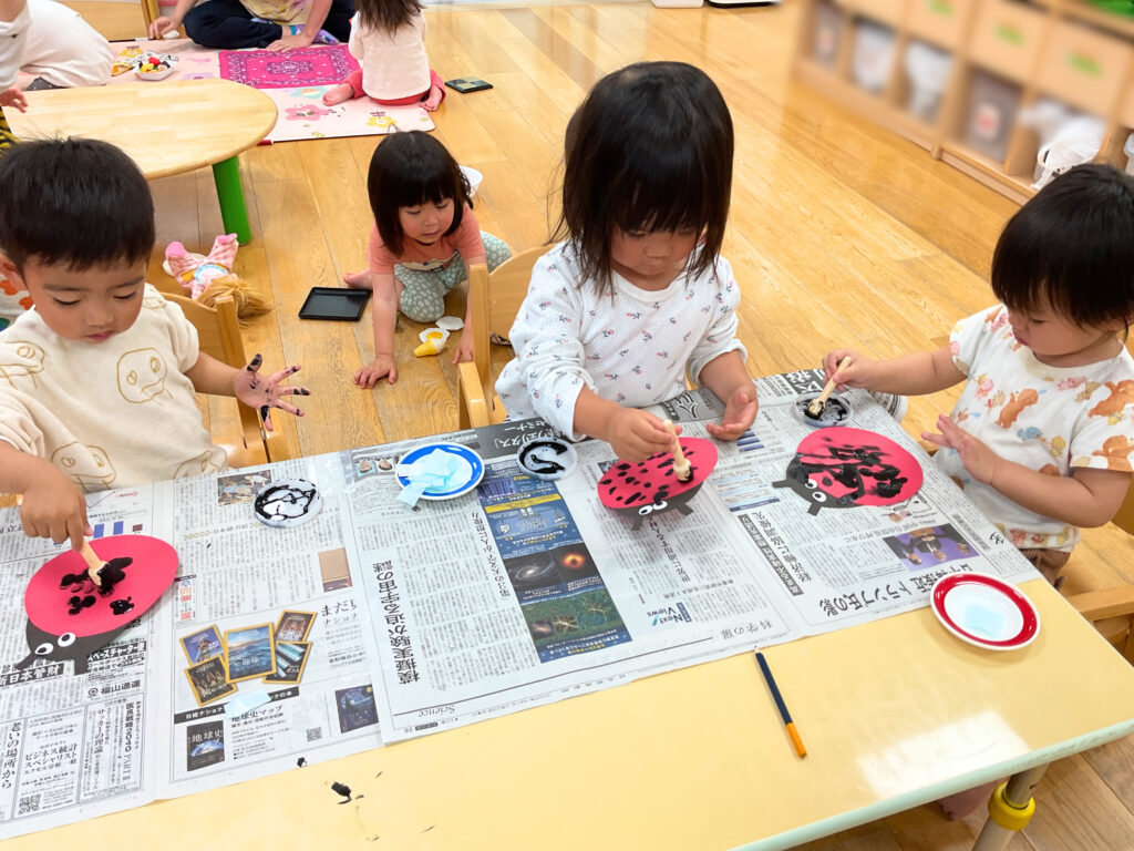 くじら保育園天王寺園 製作 てんとう虫 2歳児 タンポ シール 202505-2