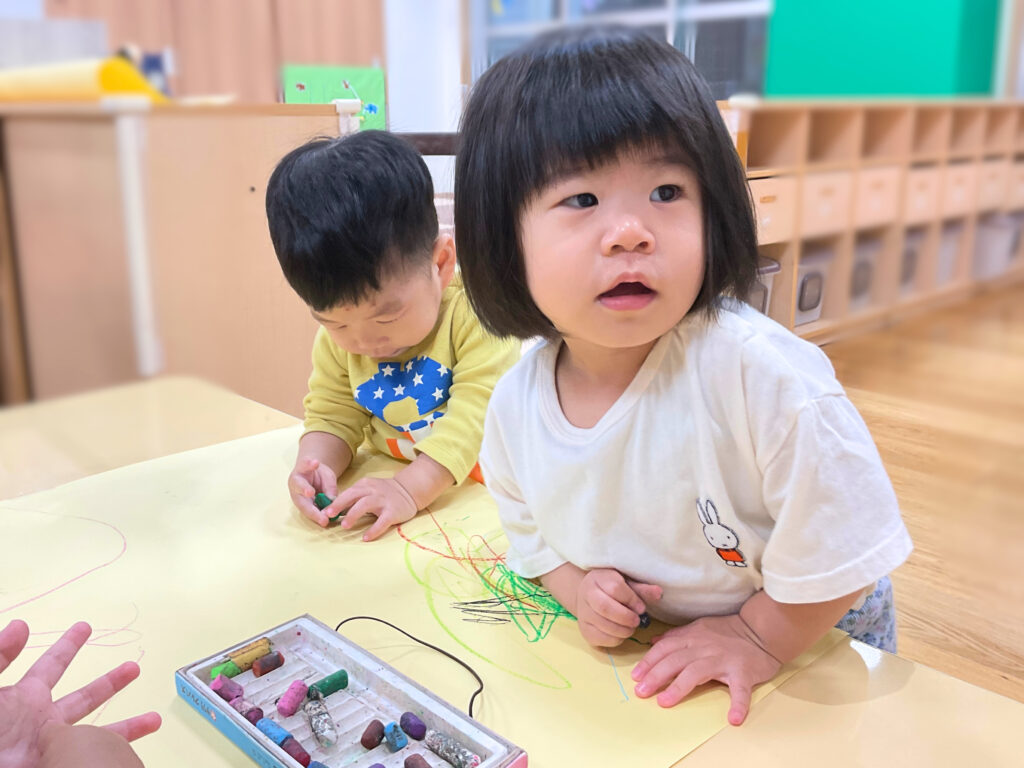 1歳児 製作 模造紙 クレパス くじら保育園 天王寺園 202505-1