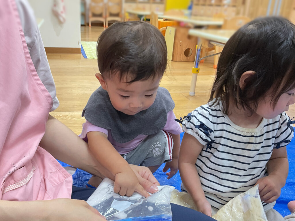 センサリーバック　感触遊び　1歳児　乳児　保育園　天王寺　大阪　くじら保育園天王寺園　202506-3