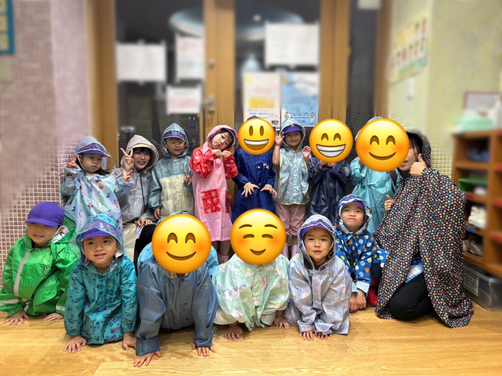 レインコート 梅雨 雨の日 貸切公園 水たまり 5歳児 年長 くじら保育園天王寺 202506-1