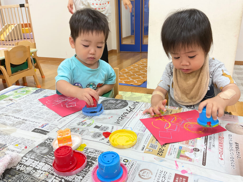 製作　1歳児　梅雨　傘　かたつむり　くじら保育園　天王寺　202506-1