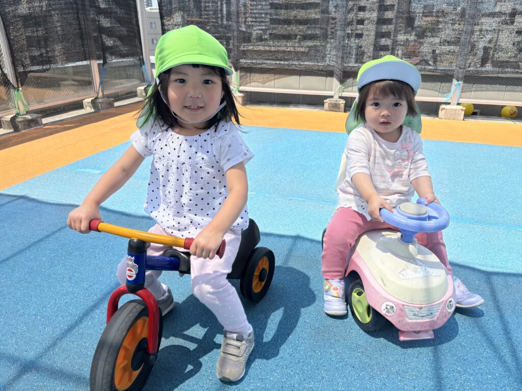 屋上 コンビカー 三輪車 三輪バイク シャボン玉 くじら保育園 天王寺園 2歳児 202506-1