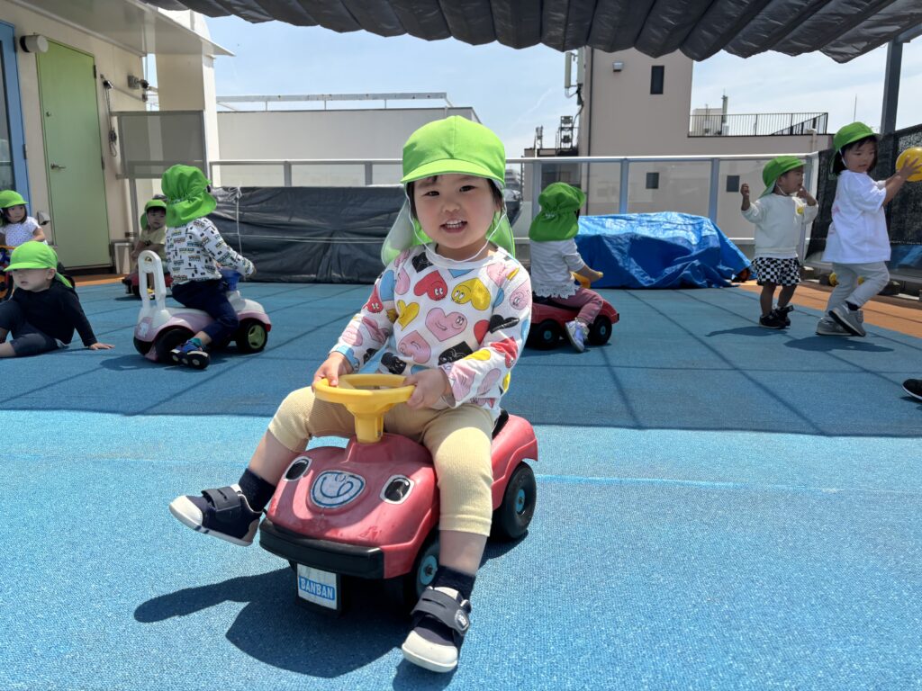 屋上 コンビカー 三輪車 三輪バイク シャボン玉 くじら保育園 天王寺園 2歳児 202506-3