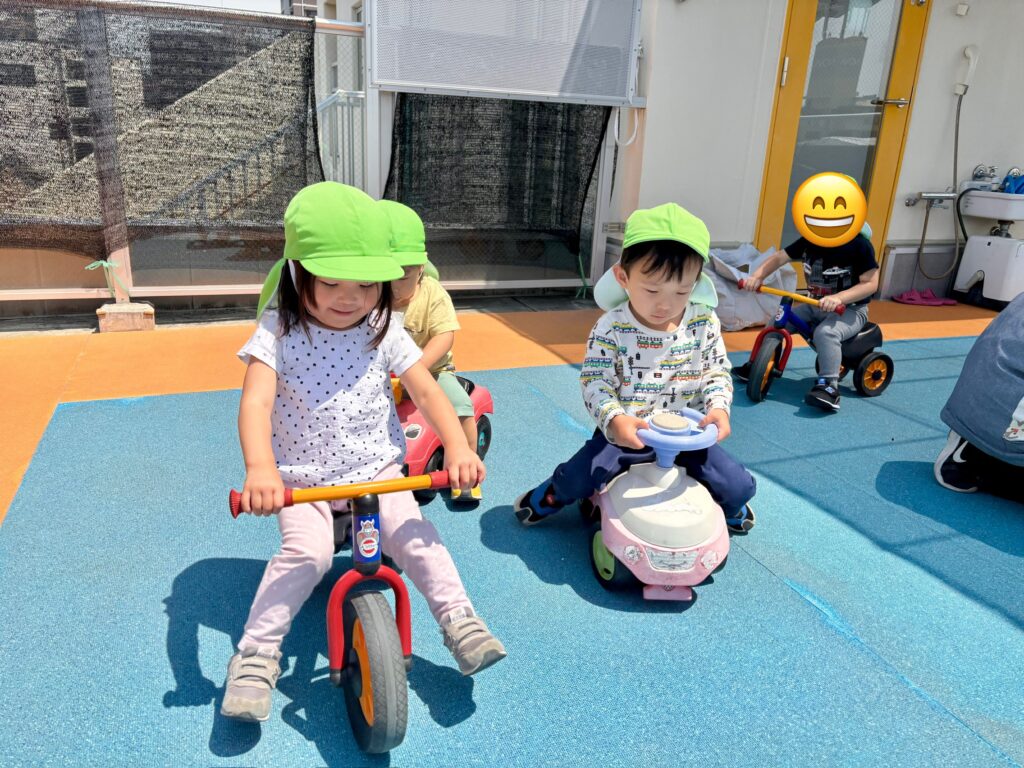 屋上 コンビカー 三輪車 三輪バイク シャボン玉 くじら保育園 天王寺園 2歳児 202506-4