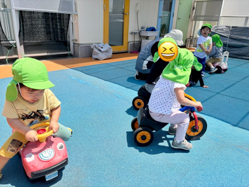 屋上 コンビカー 三輪車 三輪バイク シャボン玉 くじら保育園 天王寺園 2歳児 202506-2