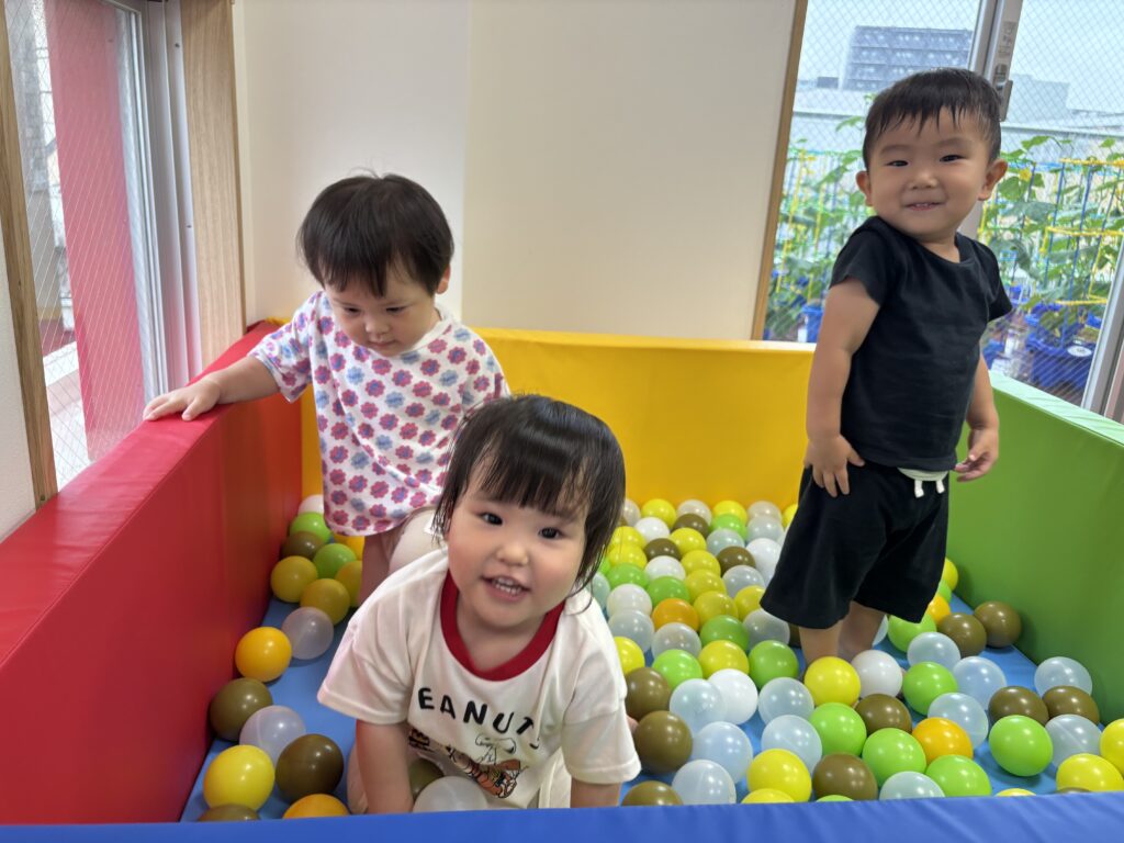 スパイダーマン 遊戯室 2歳児 プレイマット ボールプール クライミング くじら保育園 天王寺 202506-2