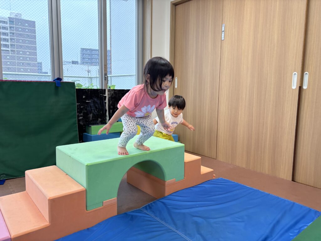 スパイダーマン 遊戯室 2歳児 プレイマット ボールプール クライミング くじら保育園 天王寺 202506-4