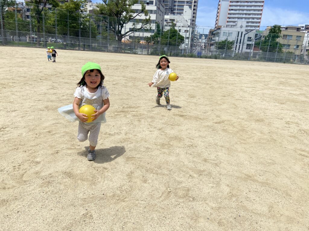 寺田町グラウンド ボール遊び グラウンド 異年齢交流 2歳児 くじら保育園天王寺 202506-1