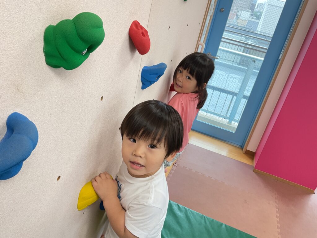 スパイダーマン 遊戯室 2歳児 プレイマット ボールプール クライミング くじら保育園 天王寺 202506-3