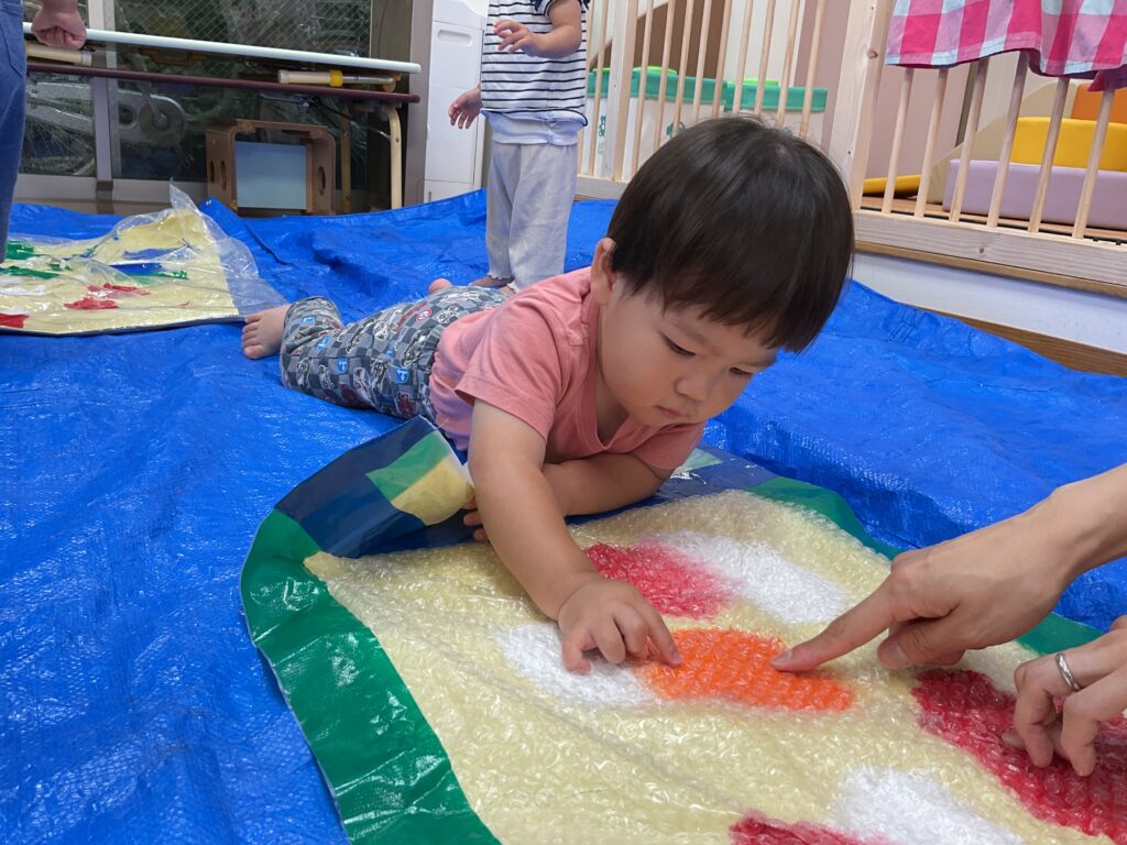 センサリーバック　感触遊び　1歳児　乳児　保育園　天王寺　大阪　くじら保育園天王寺園　202506-2