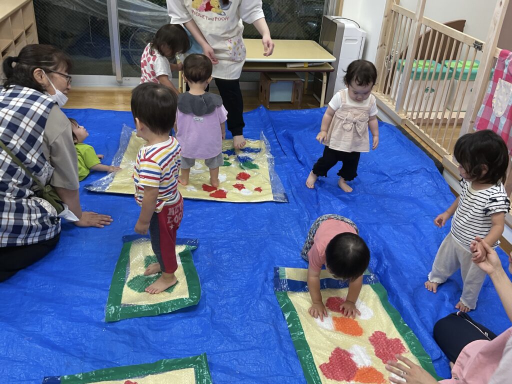 センサリーバック　感触遊び　1歳児　乳児　保育園　天王寺　大阪　くじら保育園天王寺園　202506-4