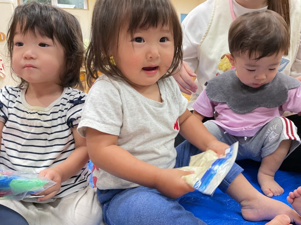 センサリーバック　感触遊び　1歳児　乳児　保育園　天王寺　大阪　くじら保育園天王寺園　202506-1