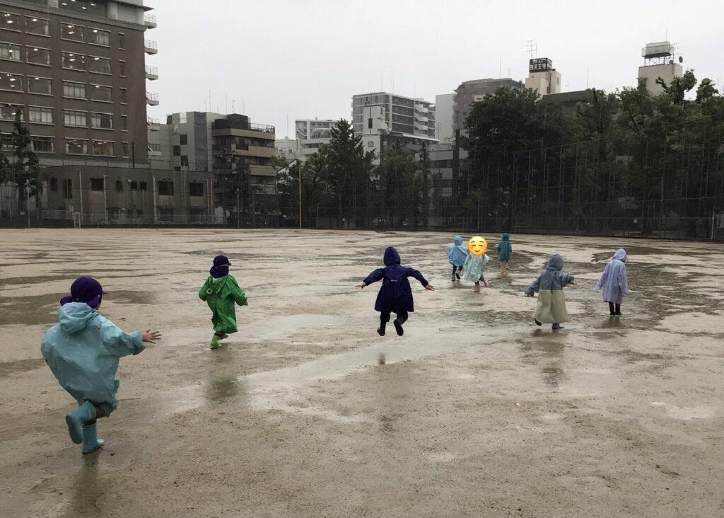 レインコート 梅雨 雨の日 貸切公園 水たまり 5歳児 年長 くじら保育園天王寺 202506-4