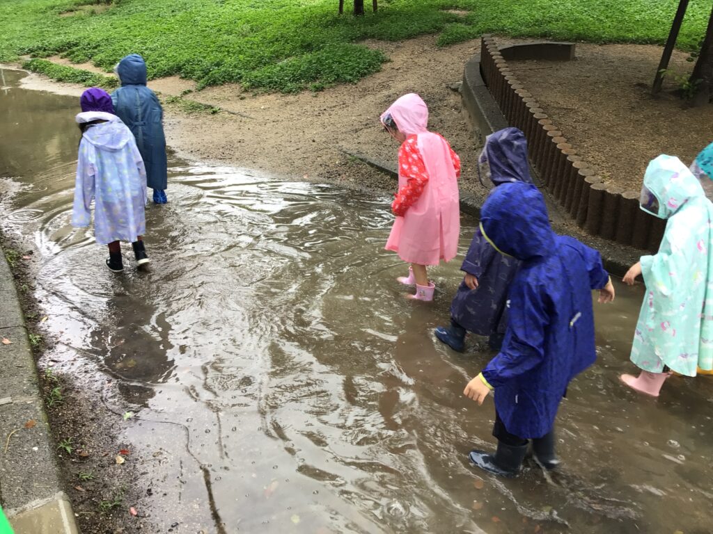 レインコート 梅雨 雨の日 貸切公園 水たまり 5歳児 年長 くじら保育園天王寺 202506-3