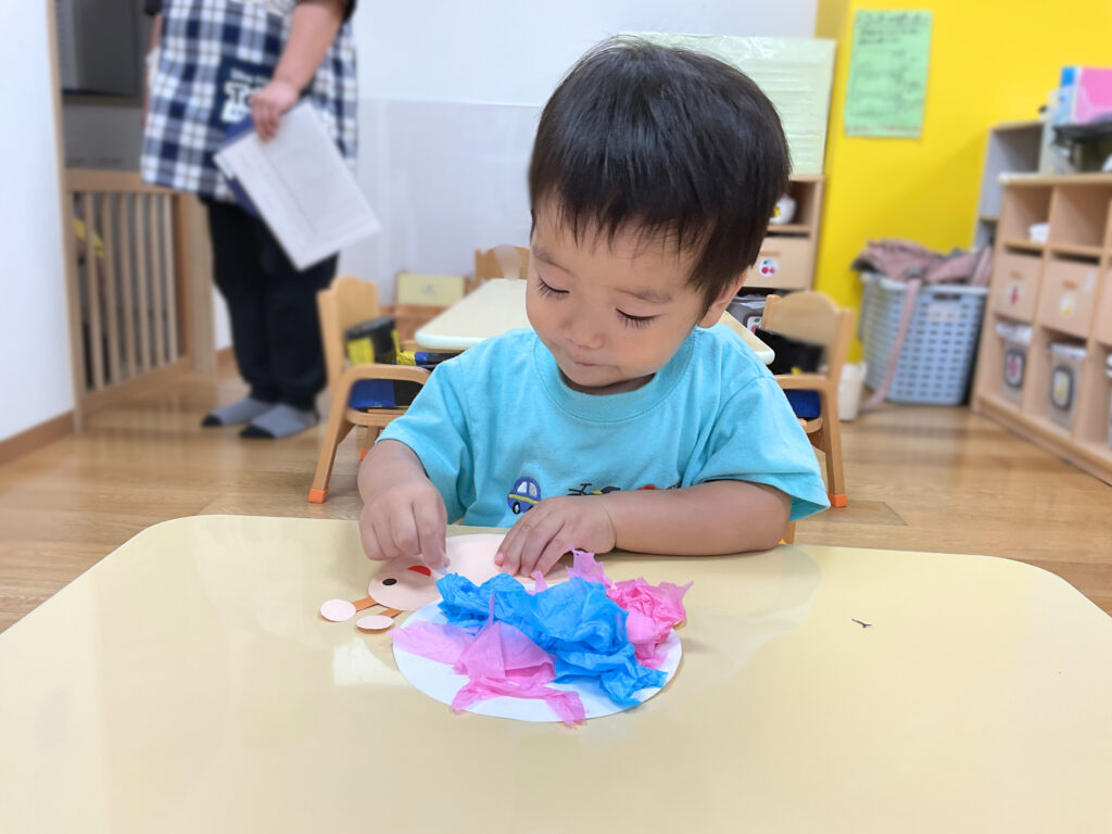 製作　1歳児　梅雨　傘　かたつむり　くじら保育園　天王寺　202506-5
