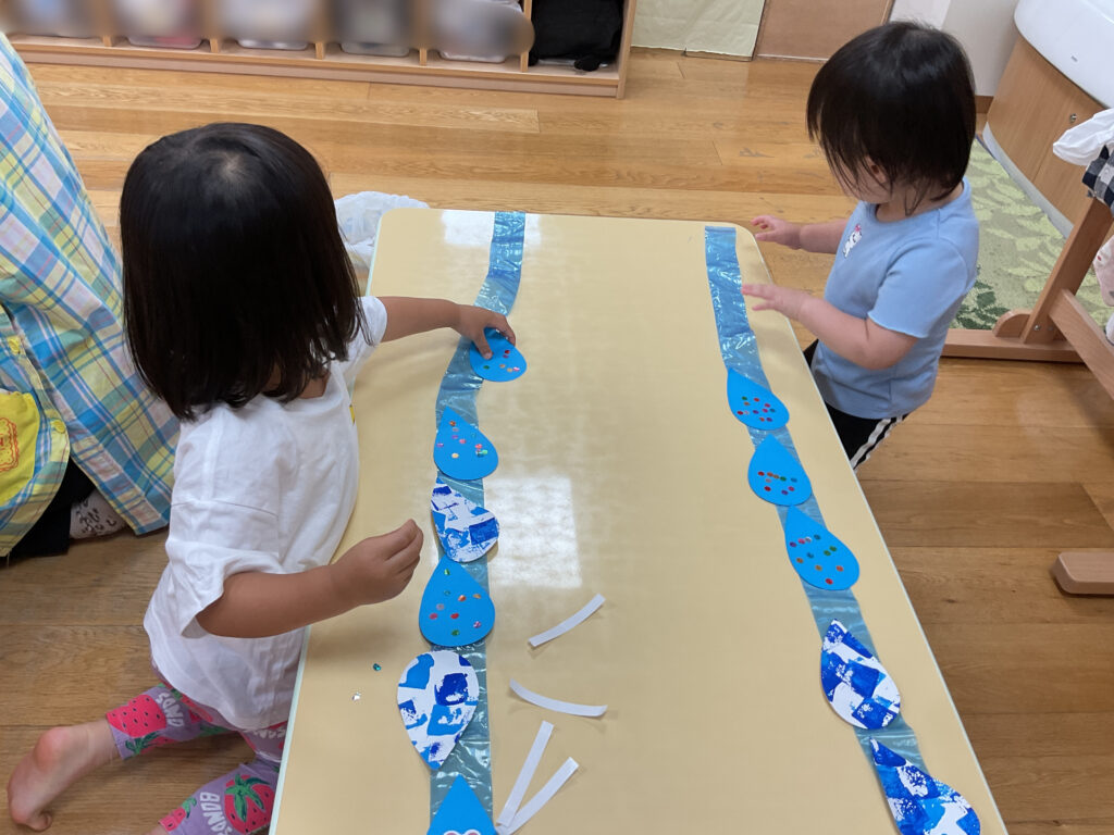雨 製作 アート 雨粒 メラミンスポンジ シール シール貼り 梅雨 2歳児 くじら保育園 天王寺園 202507-4