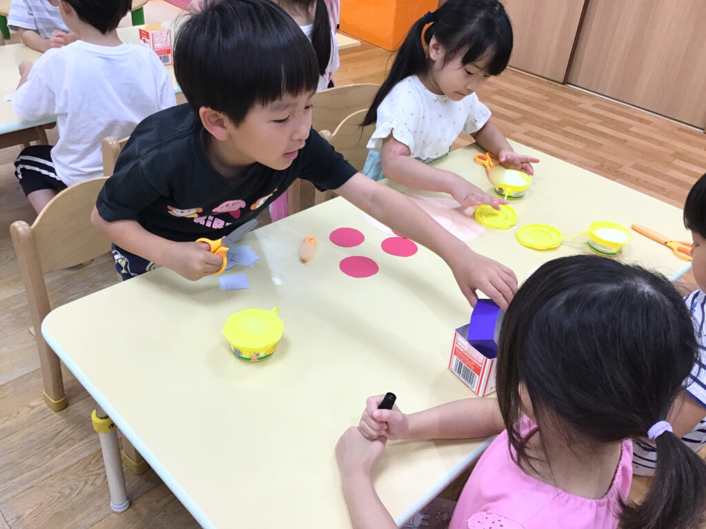 縦割り活動 縦割りクラス 幼児 夏祭り準備 くじら保育園天王寺園 202507-4