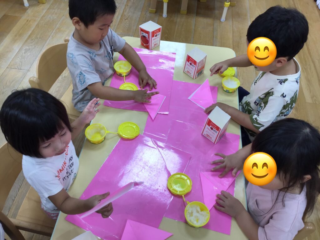製作　折り紙　ヨット　帆　絵の具　3歳児　くじら保育園天王寺園　202507-1