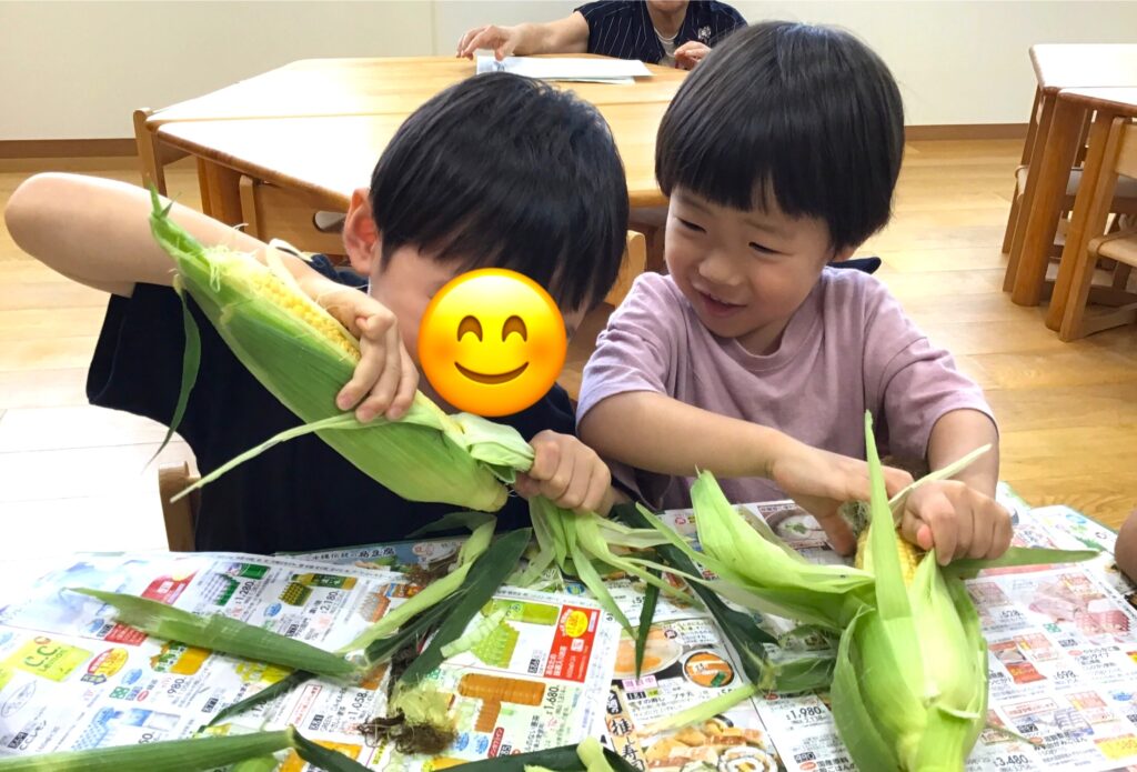 食育 とうもろこし お手伝い 皮むき クッキング くじら保育園天王寺園 3歳児 202507-1