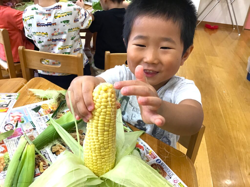 食育 とうもろこし お手伝い 皮むき クッキング くじら保育園天王寺園 3歳児 202507-2