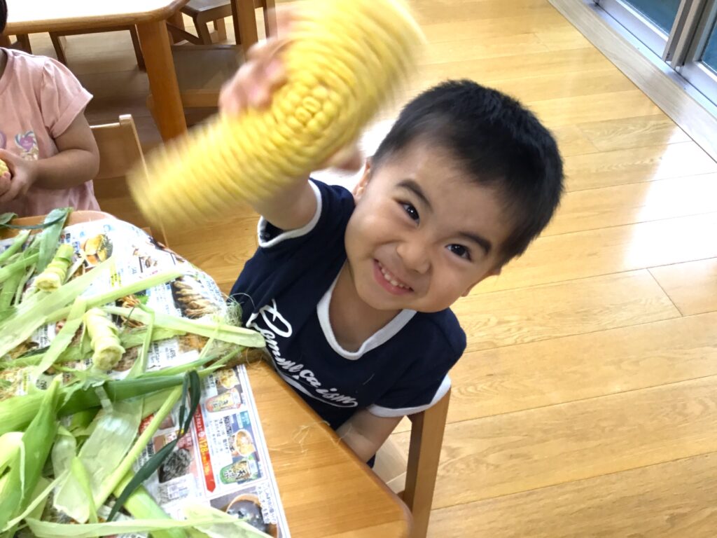食育 とうもろこし お手伝い 皮むき クッキング くじら保育園天王寺園 3歳児 202507-3