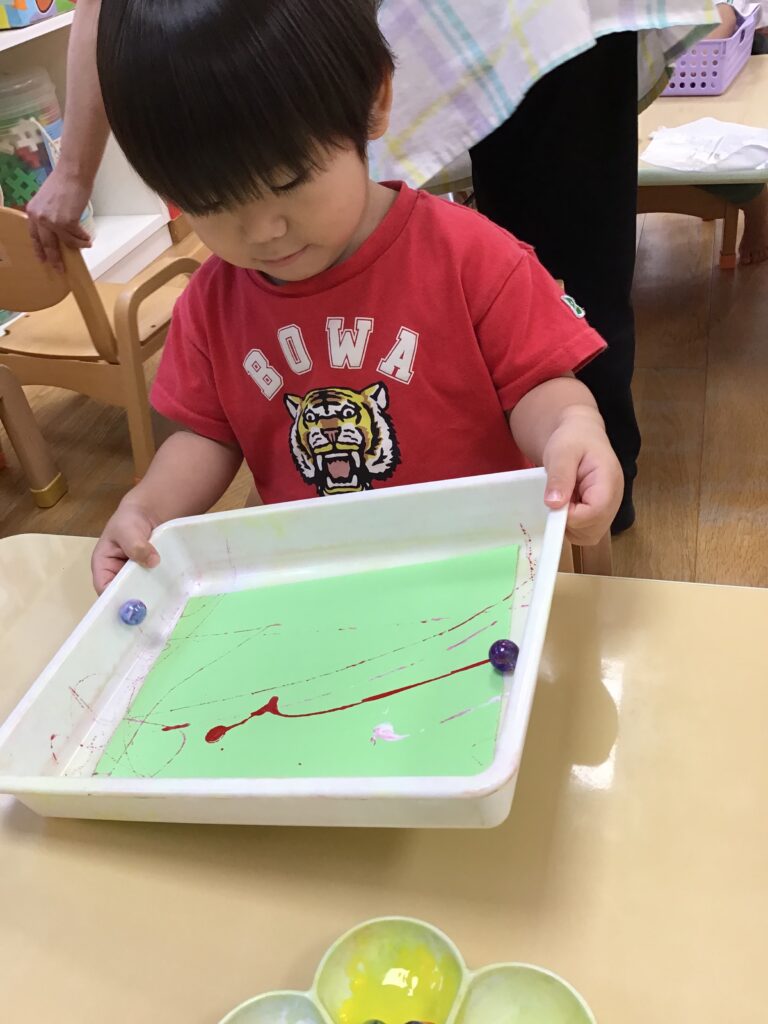 ビー玉アート 絵の具 2歳児 くじら保育園天王寺園 202507-1