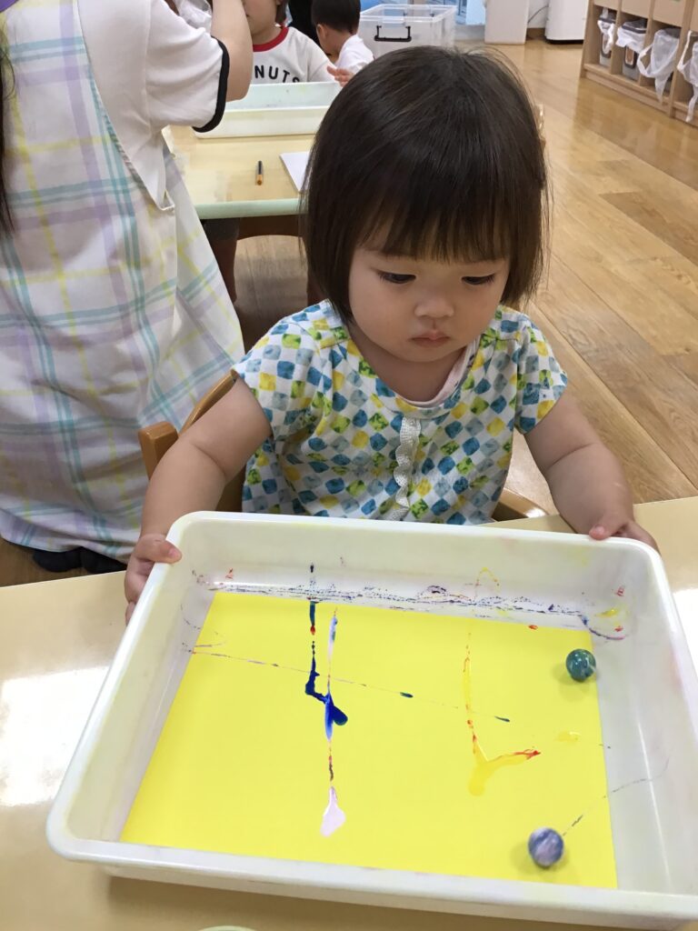 ビー玉アート 絵の具 2歳児 くじら保育園天王寺園 202507-4
