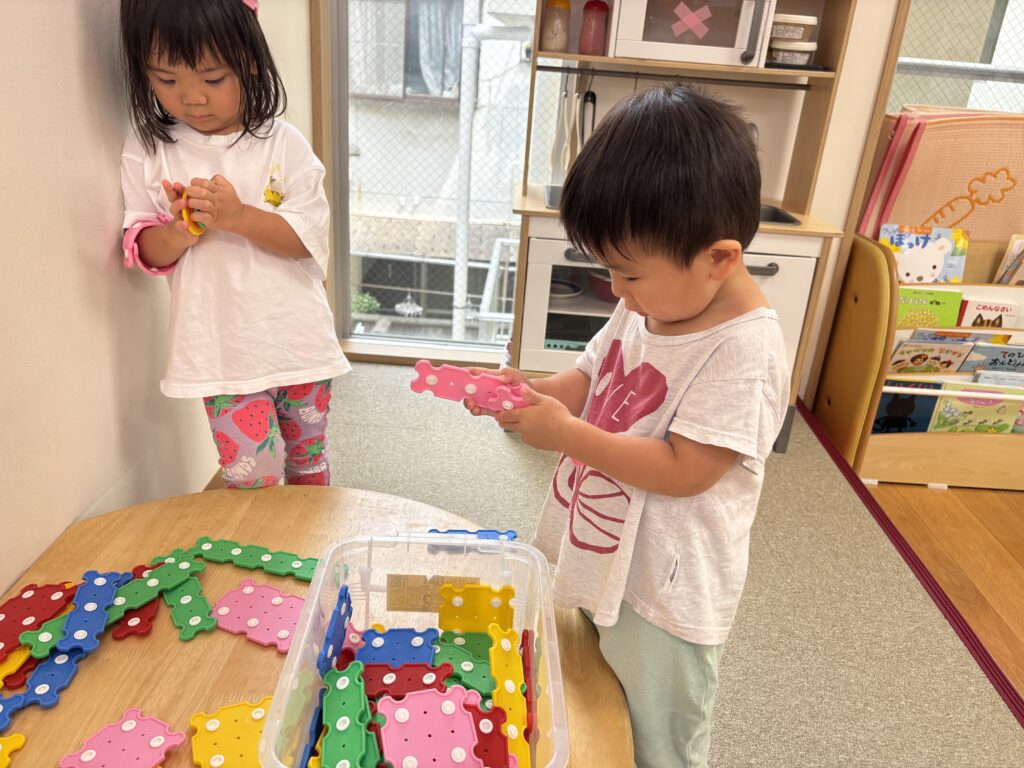 室内遊び　スナップボタン　電車　2歳児　くじら保育園　天王寺園　大阪　202507-3
