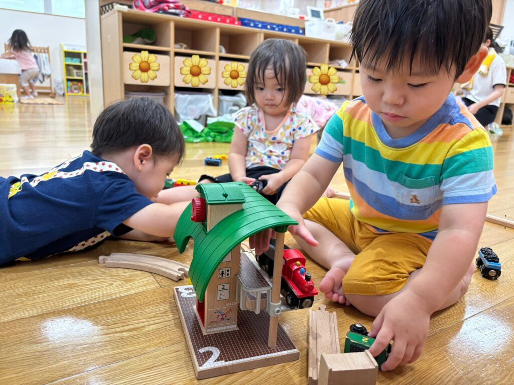 室内遊び　スナップボタン　電車　2歳児　くじら保育園　天王寺園　大阪　202507-2