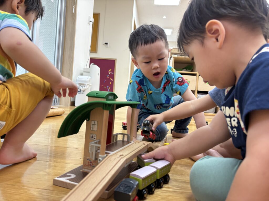 室内遊び　スナップボタン　電車　2歳児　くじら保育園　天王寺園　大阪　202507-1