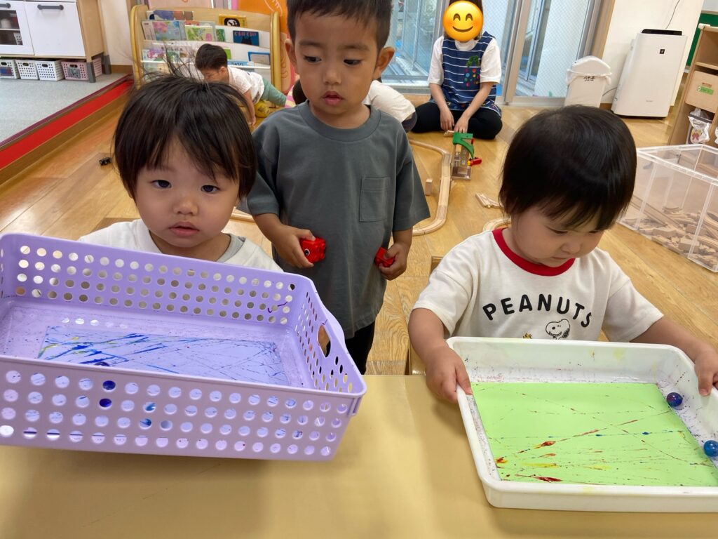 ビー玉アート 絵の具 2歳児 くじら保育園天王寺園 202507-2