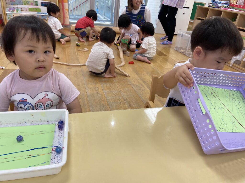 ビー玉アート 絵の具 2歳児 くじら保育園天王寺園 202507-3