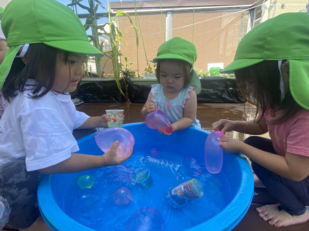水風船　水遊び　2歳児　水鉄砲　　くじら保育園天王寺園　大阪　保育園　202508-2