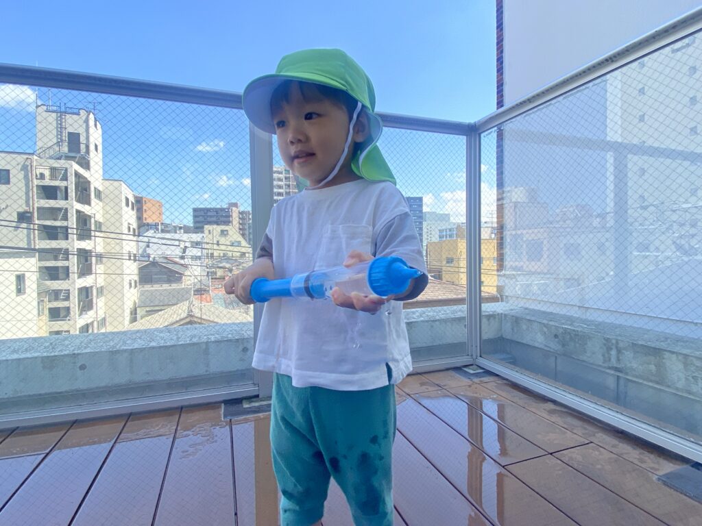 水風船　水遊び　2歳児　水鉄砲　　くじら保育園天王寺園　大阪　保育園　202508-3
