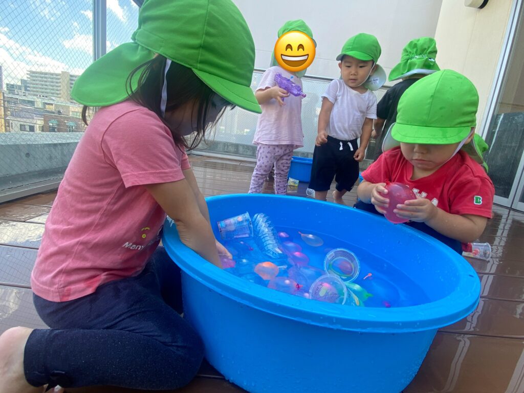 水風船　水遊び　2歳児　水鉄砲　　くじら保育園天王寺園　大阪　保育園　202508-1