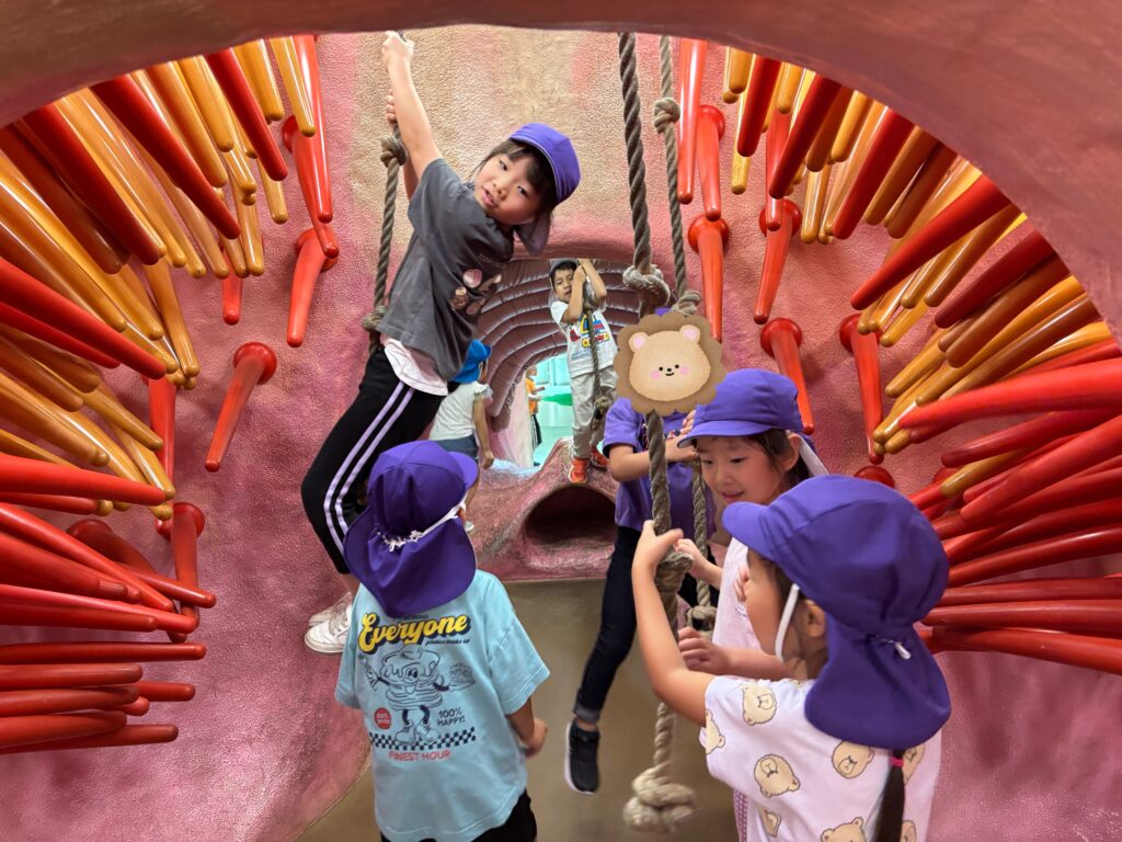 ビックバン 遠足 バス 遊具の塔 アストロキャンプ くじら保育園 天王寺 大阪 幼児 202507-3