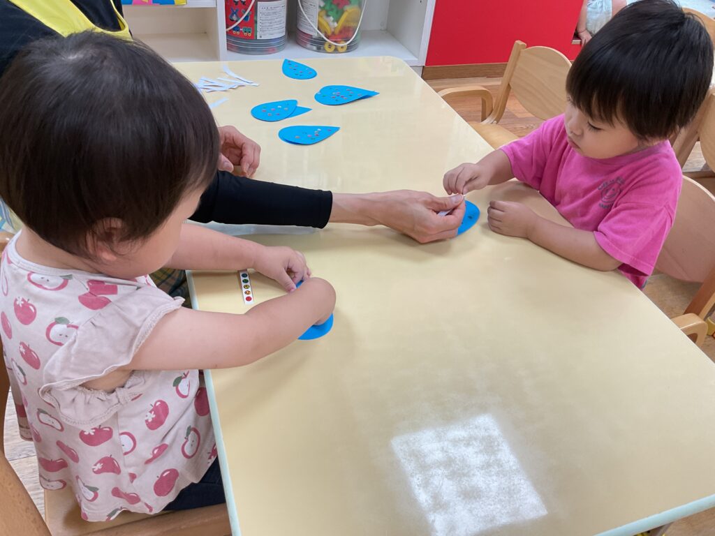 雨 製作 アート 雨粒 メラミンスポンジ シール シール貼り 梅雨 2歳児 くじら保育園 天王寺園 202507-3