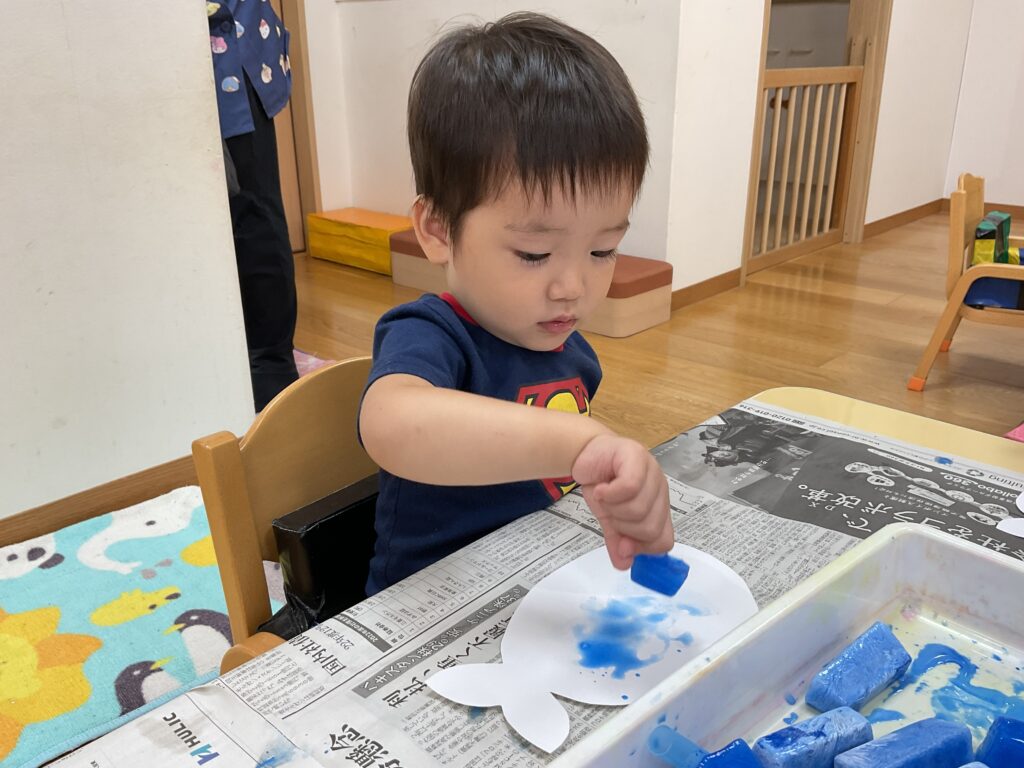 氷絵の具　１歳児　製作　感触遊び　五感　くじら保育園　天王寺園　202507-3