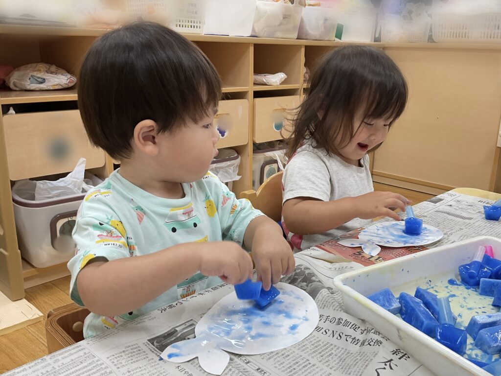 氷絵の具　１歳児　製作　感触遊び　五感　くじら保育園　天王寺園　202507-2
