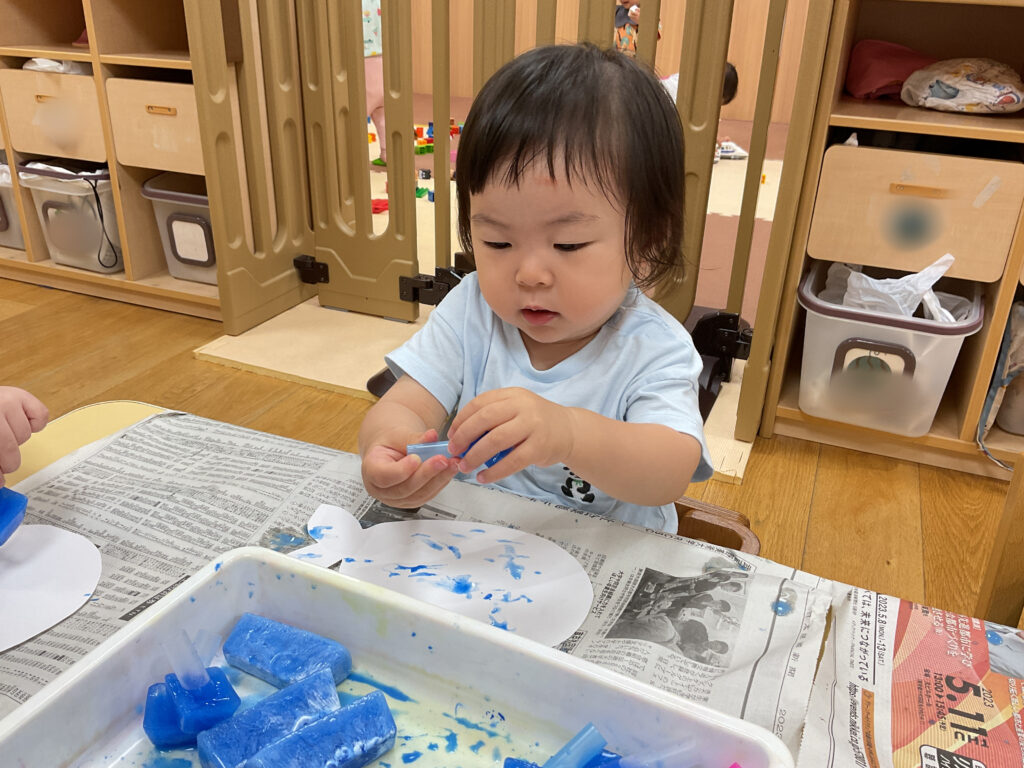 氷絵の具　１歳児　製作　感触遊び　五感　くじら保育園　天王寺園　202507-1