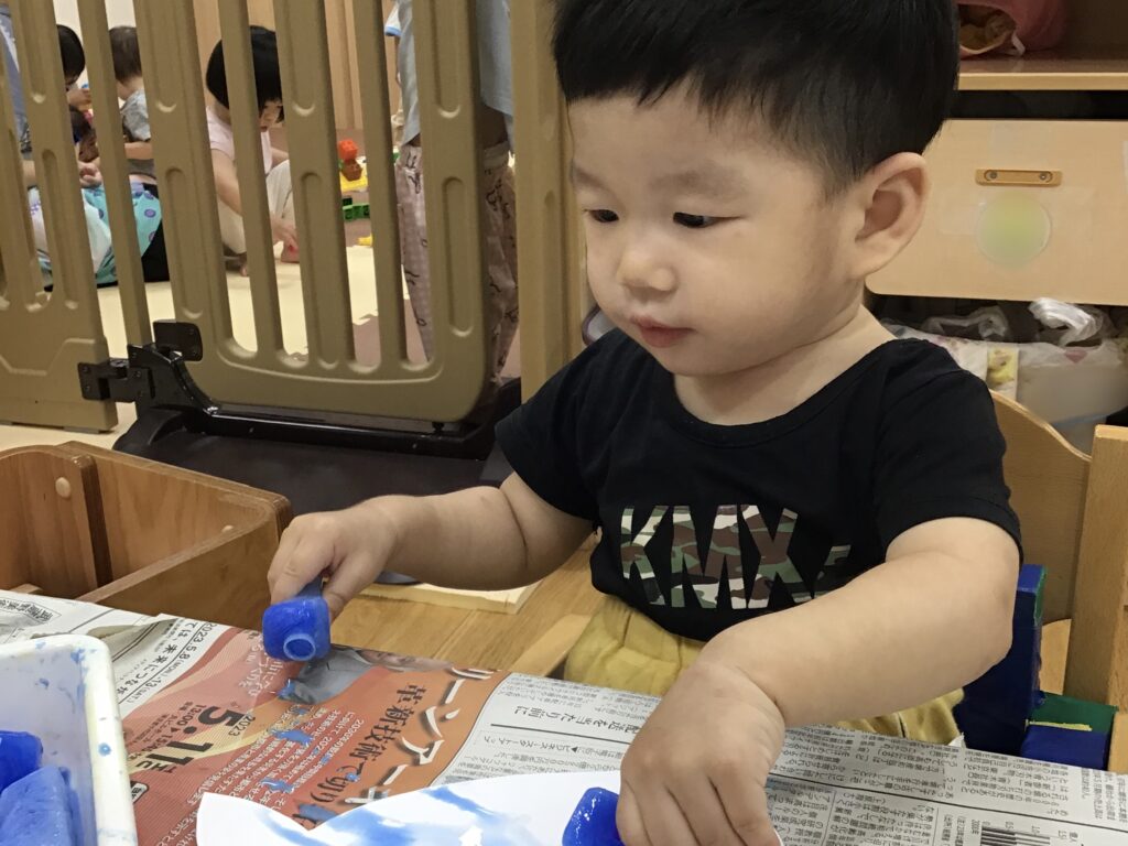 氷絵の具　１歳児　製作　感触遊び　五感　くじら保育園　天王寺園　202507-4