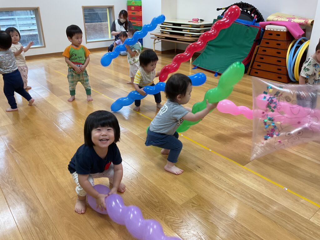 風船　風船遊び　ゴミ袋　蛇　ヘビ風船　1歳児　くじら保育園天王寺園　202507-1