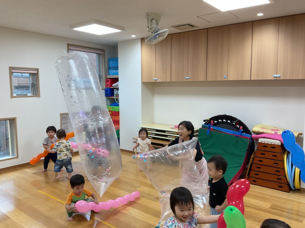 風船　風船遊び　ゴミ袋　蛇　ヘビ風船　1歳児　くじら保育園天王寺園　202507-5