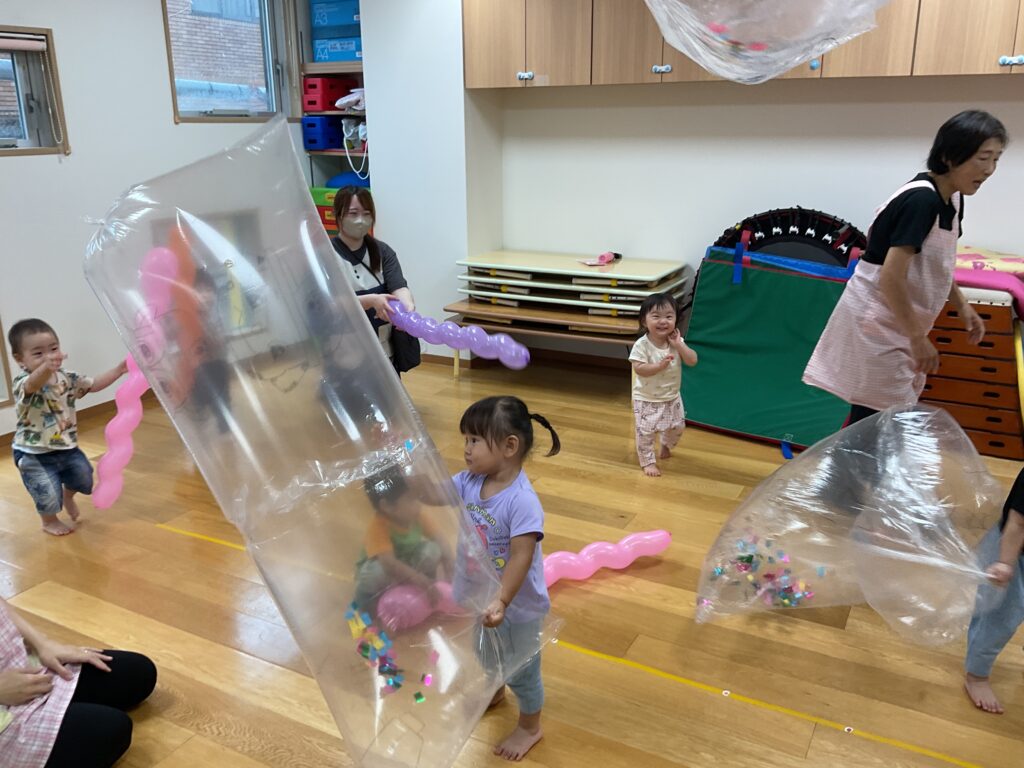 風船　風船遊び　ゴミ袋　蛇　ヘビ風船　1歳児　くじら保育園天王寺園　202507-4