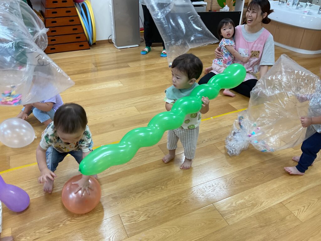 風船　風船遊び　ゴミ袋　蛇　ヘビ風船　1歳児　くじら保育園天王寺園　202507-2
