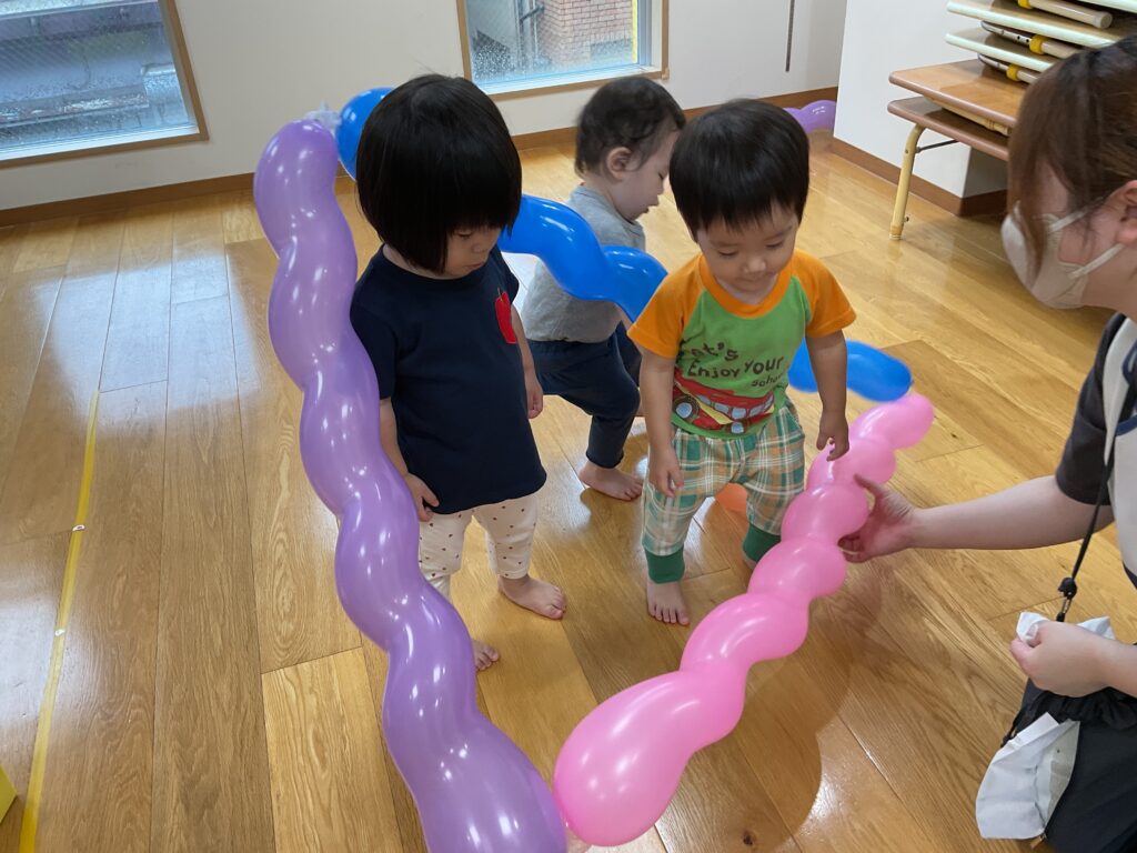 風船　風船遊び　ゴミ袋　蛇　ヘビ風船　1歳児　くじら保育園天王寺園　202507-3
